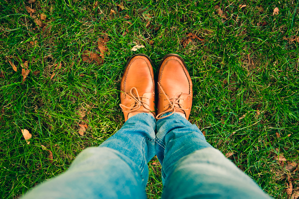 A imagem pode conter: uma ou mais pessoas e sapatos