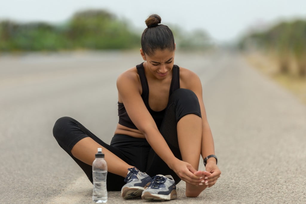 Futebol fitness e pés com sapatos esportivos em pé com bola para