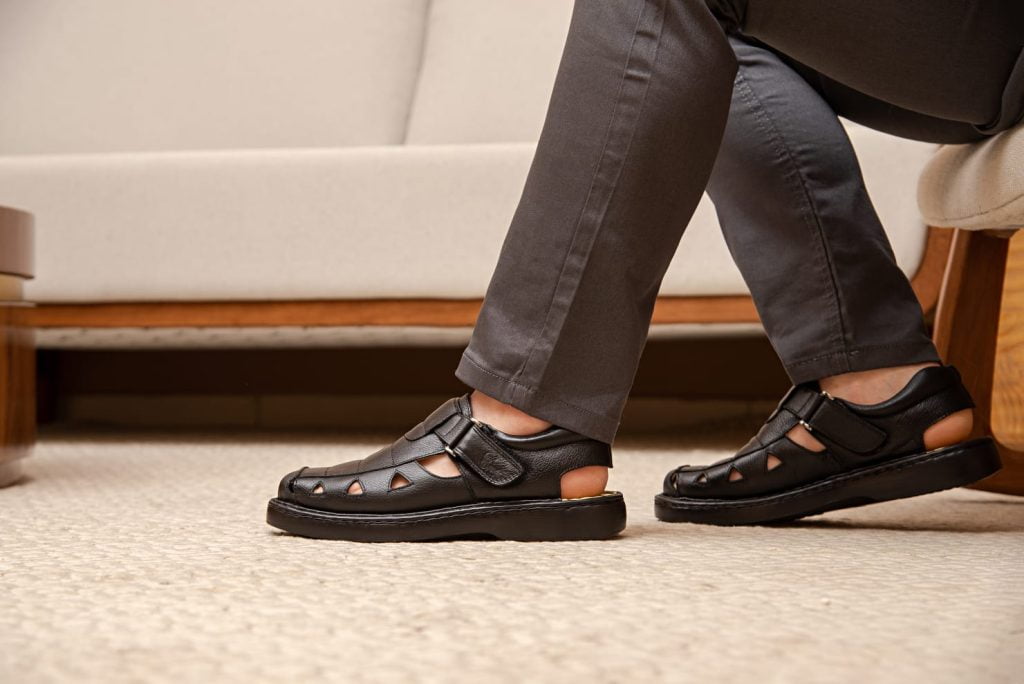 sapato casual masculino em couro marrom para diabético e pessoas com calo nos pés